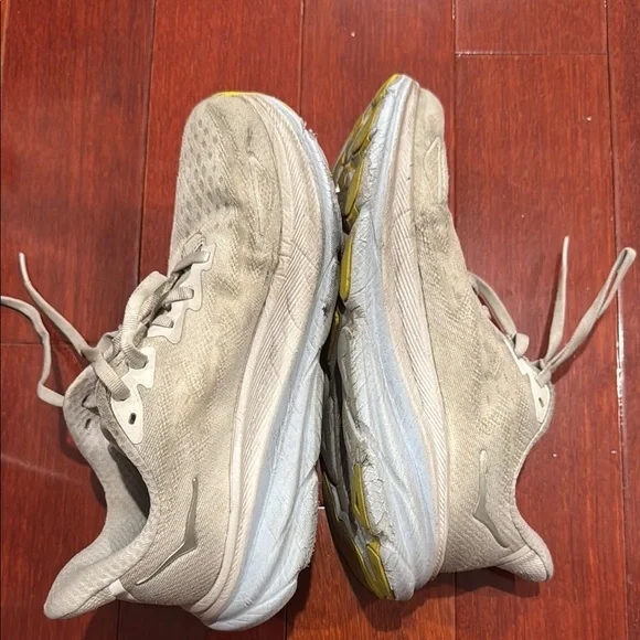 White Hoka Clifton 9 Running Shoes Women's 6 - Picture 4 of 8